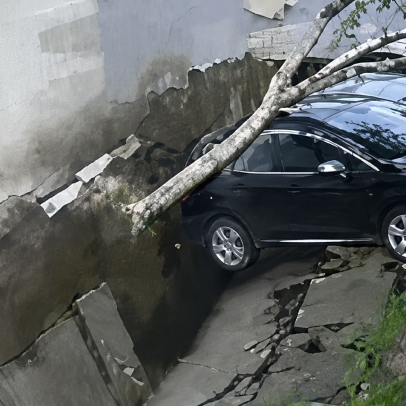 VÍDEO | Buraco se abre em calçada e engole três carros em Porto Alegre