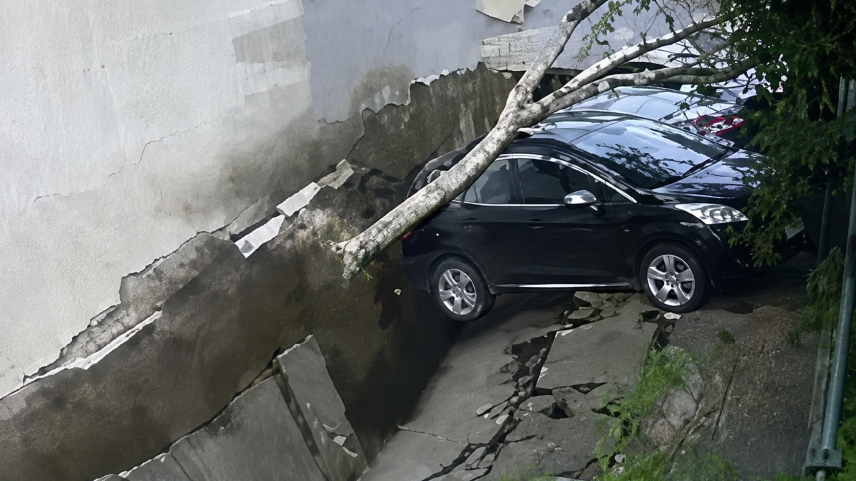 VÍDEO | Buraco se abre em calçada e engole três carros em Porto Alegre