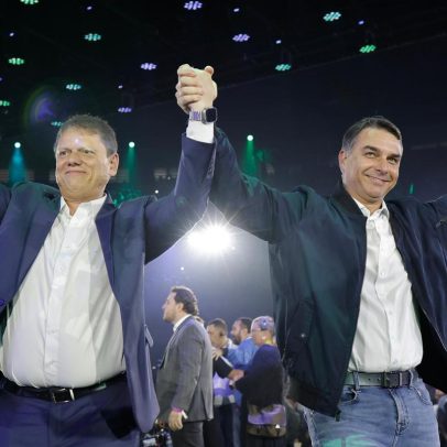 Ao lado de Flávio Bolsonaro, Tarcísio é oficializado candidato à reeleição ao governo de SP