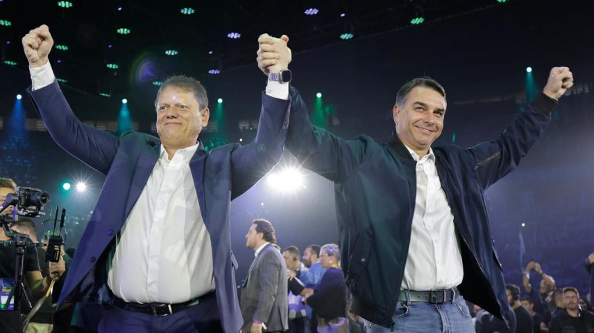 Ao lado de Flávio Bolsonaro, Tarcísio é oficializado candidato à reeleição ao governo de SP