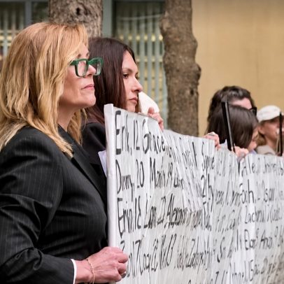 Pais de vítimas protestam durante julgamento da Meta nos EUA