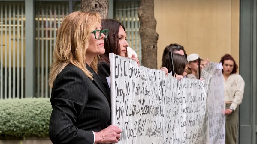 Familiares protestam do lado de fora de julgamento da Meta nos EUA (Foto: Reprodução/Reuters)