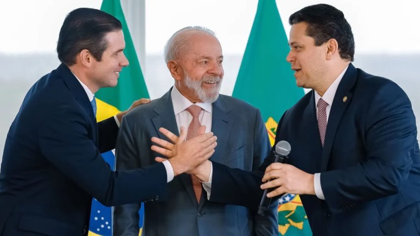 Lula discute fim da 6×1 e "taxa das blusinhas" com Motta e Alcolumbre