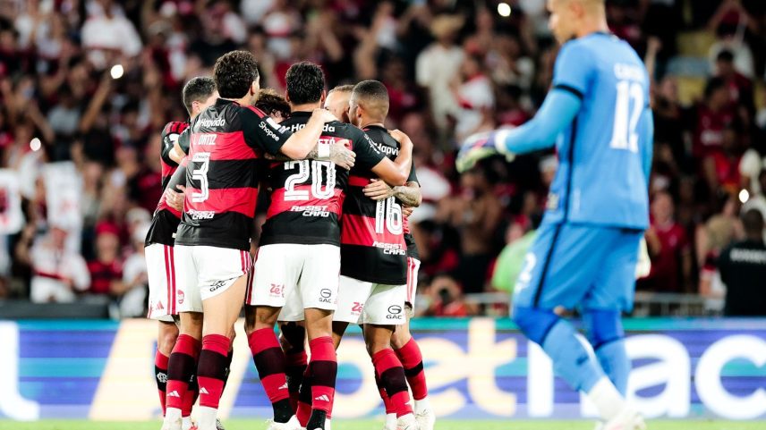 Flamengo goleia o Botafogo por 3 a 0 e cola no líder Palmeiras