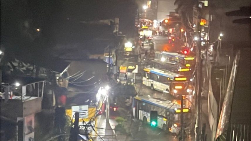 Tiroteio deixa 4 mortos no Rio; 14 ônibus foram usados em barricada