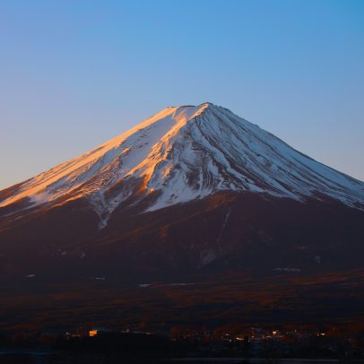 Pai deixa filho de 7 anos sozinho no Monte Fuji para continuar trilha