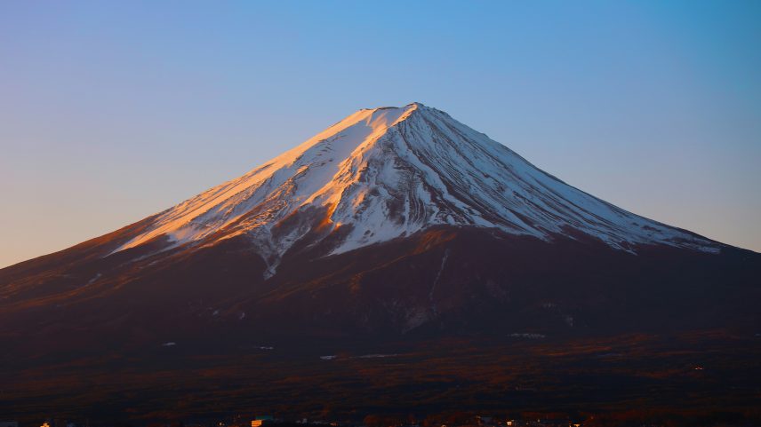 Pai deixa filho de 7 anos sozinho no Monte Fuji para continuar trilha