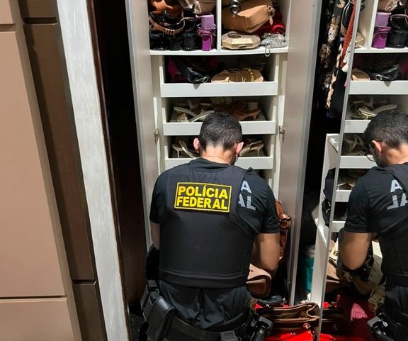 Agentes da Polícia Federal investigam um guarda-roupa