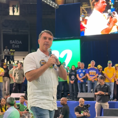 Flávio Bolsonaro foca em segurança em ato de campanha no Rio