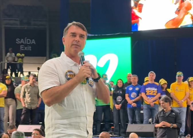 Flávio Bolsonaro foca em segurança em ato de campanha no Rio