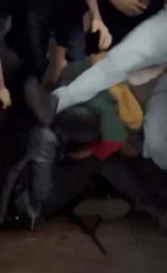 Estudantes dão chutes e socos no aluno por suposta apologia ao nazismo | Foto: Reprodução