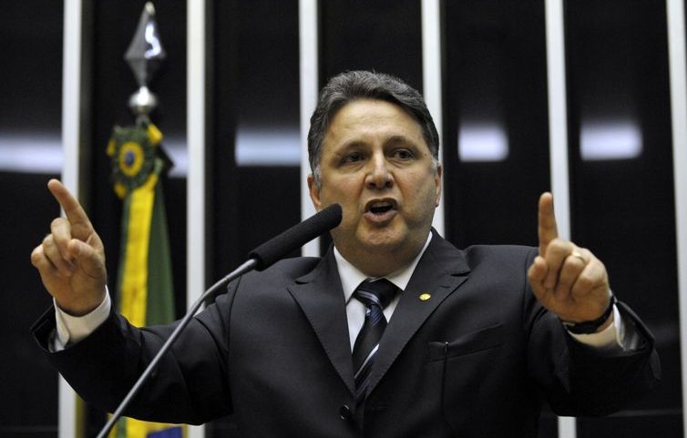 Garotinho registra candidatura no RJ em meio a impasse sobre direitos políticos
