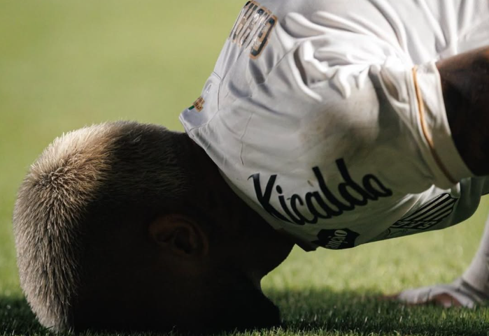 Gabigol chega ao 100º gol, Santos vira sobre o Macará e larga na frente
