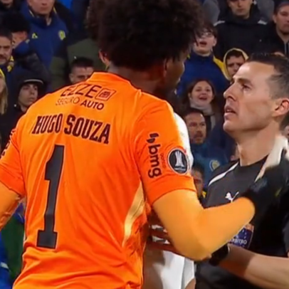 Hugo Souza relata caso de racismo e partida do Corinthians é interrompida