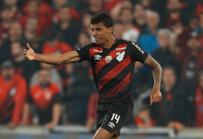 Vargas marca primeiro gol pelo Athletico e evita derrota para o Bragantino