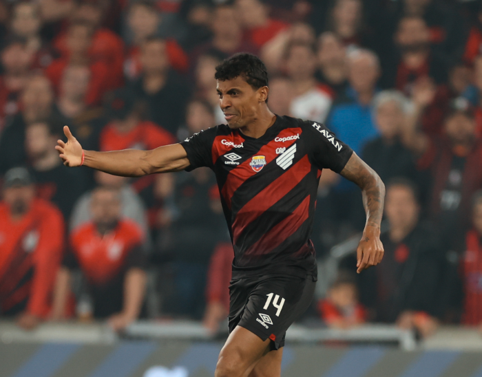 Vargas marca primeiro gol pelo Athletico e evita derrota para o Bragantino