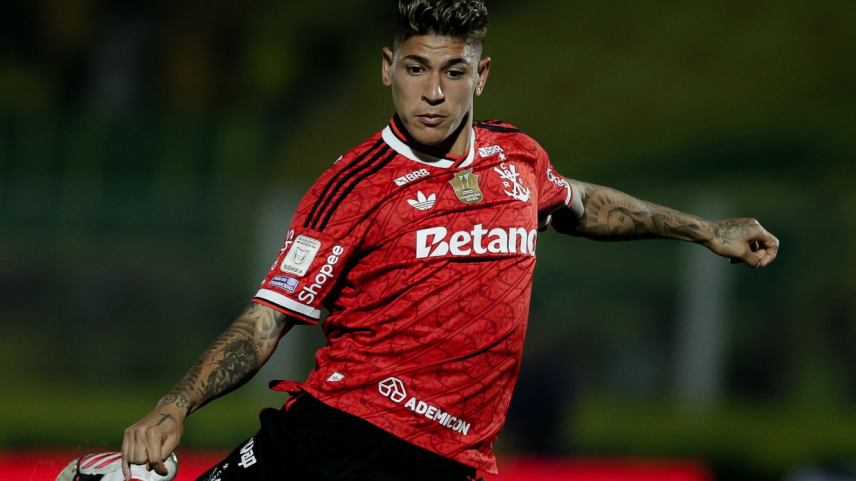 Pedro marca duas vezes, Flamengo goleia o Mirassol e cola no Palmeiras