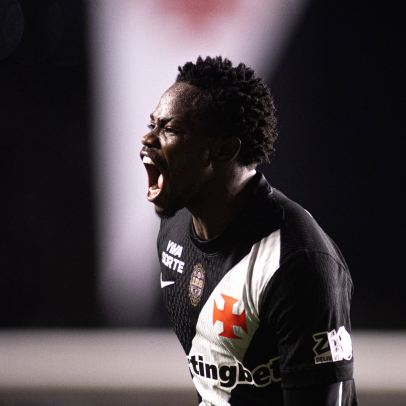 Com um a menos, Vasco bate Vitória e larga na frente na Copa do Brasil