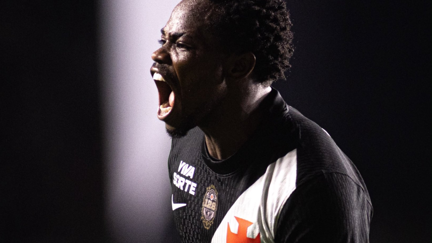 Com um a menos, Vasco bate Vitória e larga na frente na Copa do Brasil
