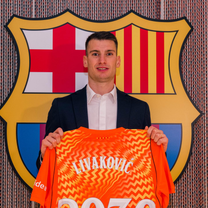 Barcelona anuncia goleiro Livakovic, destaque da Croácia no Mundial de 2022