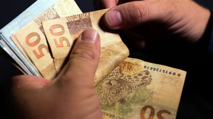 Salário mínimo pode ter alta de R$ 120 em 2027; veja novo valor previsto
