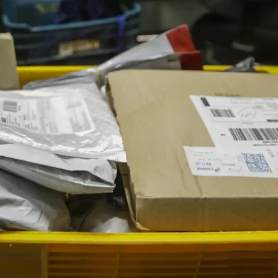 Jovem brasileiro mudou a forma de comprar; veja o que revela pesquisa