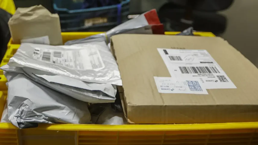Jovem brasileiro mudou a forma de comprar; veja o que revela pesquisa