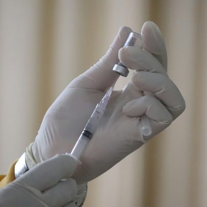 Vacina experimental contra câncer reduz risco de melanoma voltar, diz estudo