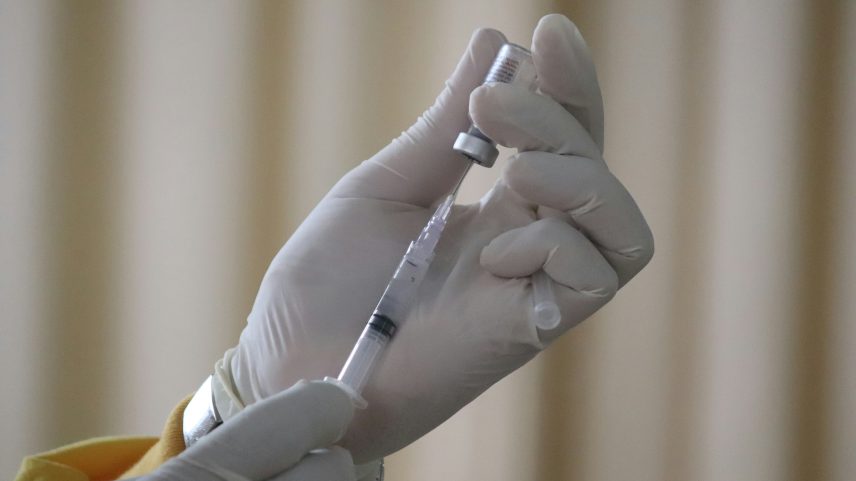 Vacina experimental contra câncer reduz risco de melanoma voltar, diz estudo