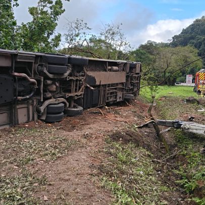 Tombamento de ônibus deixa 9 mortos em Petrópolis, no RJ