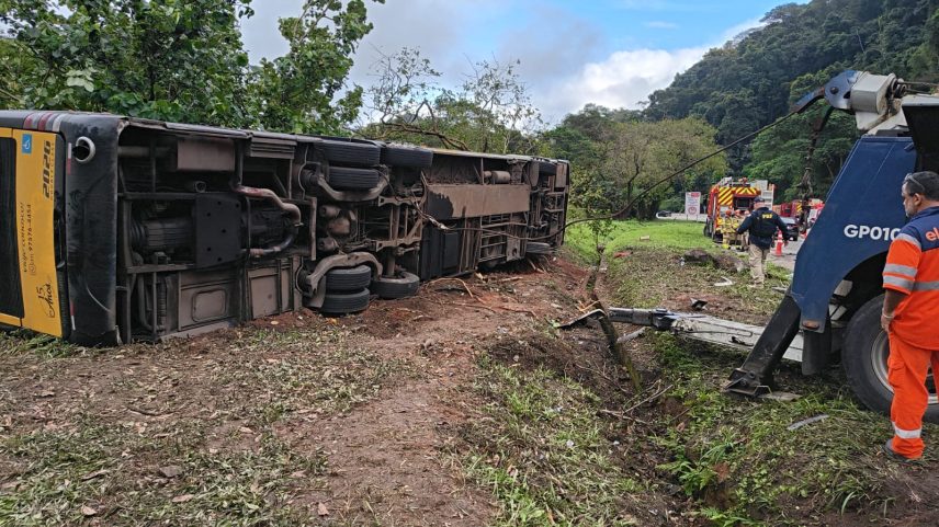 Tombamento de ônibus deixa 9 mortos na região de Petrópolis (RJ) (Crédito: Corpo de Bombeiros/RJ)