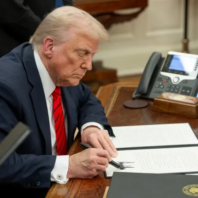 Trump assina ordens restringindo "turismo" de cidadania por nascimento
