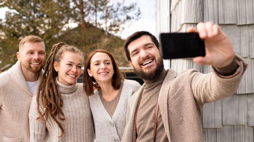 Pessoas tirando selfie