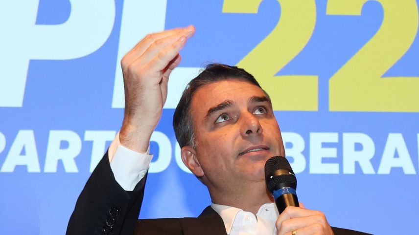 Flávio Bolsonaro propõe tirar universidades federais do MEC