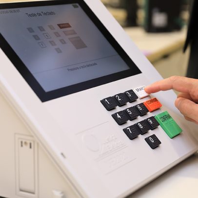 Eleitores tem até hoje para solicitar voto em trânsito