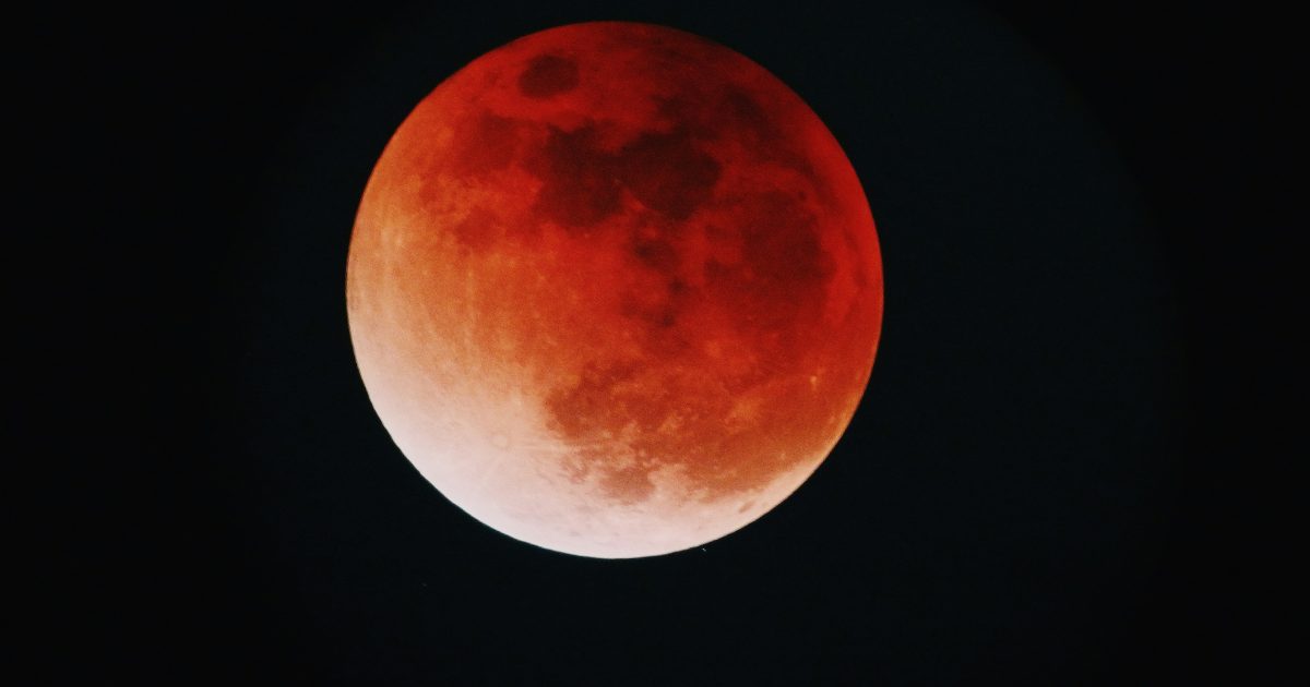Eclipse lunar quase total será visto no Brasil nesta quinta