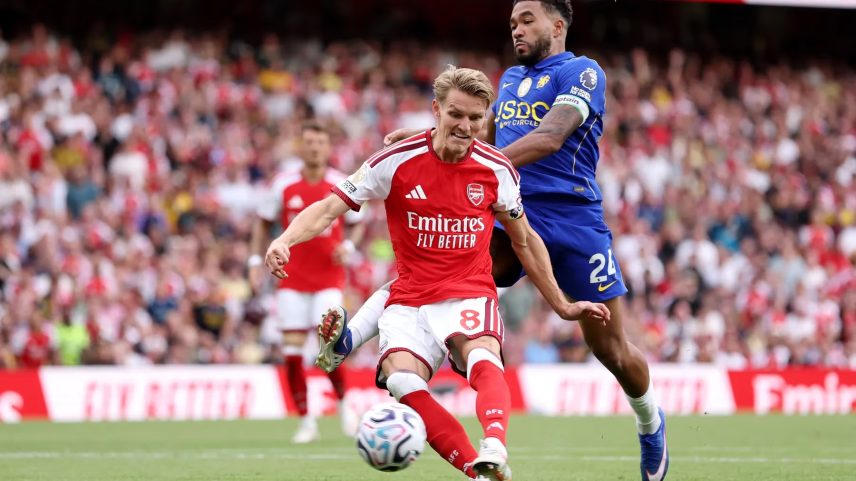 Com lei do ex, Arsenal vira sobre o Chelsea e mantém 100% na PL