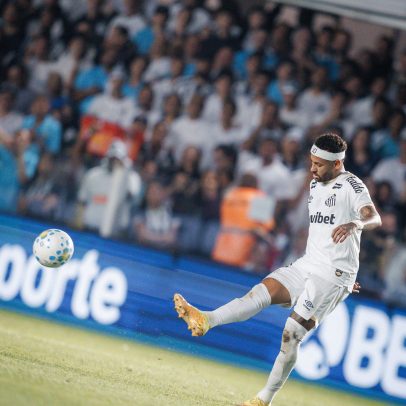 Neymar detona gramado da Vila Belmiro: "Trabalho de m****"