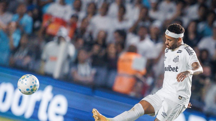 Neymar detona gramado da Vila Belmiro: "Trabalho de m****"