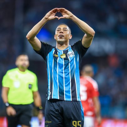 Carlos Vinícius marca duas vezes, e Grêmio elimina o Inter na Copa do Brasil