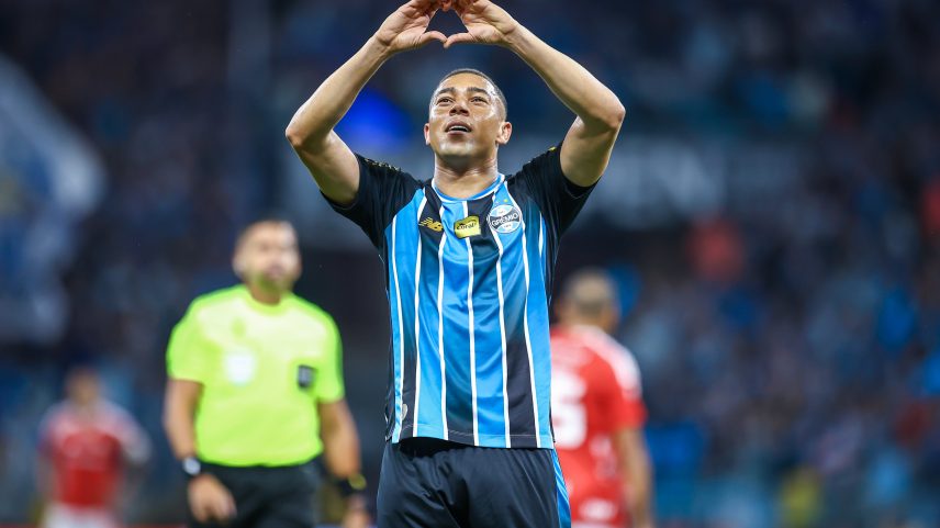 Carlos Vinícius marca duas vezes, e Grêmio elimina o Inter na Copa do Brasil