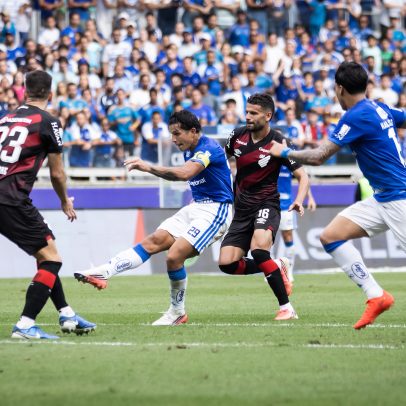 Cruzeiro espanta crise, bate o Athletico e encosta no G4 do Brasileirão