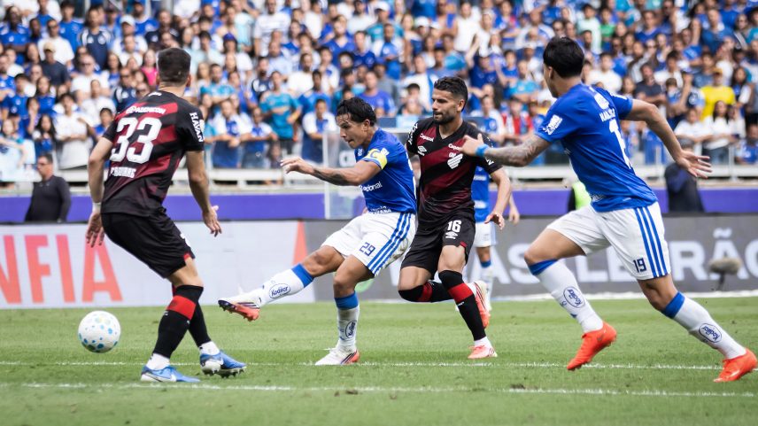 Cruzeiro espanta crise, bate o Athletico e encosta no G4 do Brasileirão