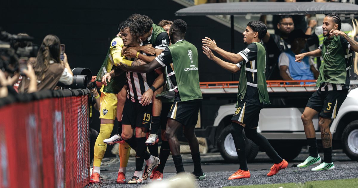 Goleiro do Atlético-MG pega três pênaltis, elimina Santos e leva Galo à semi