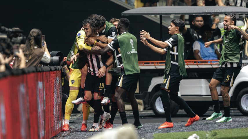 Goleiro do Atlético-MG pega três pênaltis, elimina Santos e leva Galo à semi