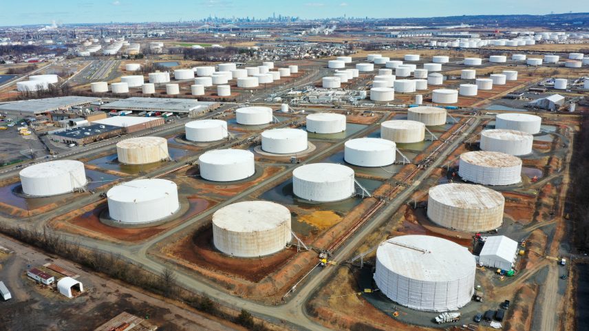 Petróleo fecha em alta após ataques na Arábia Saudita