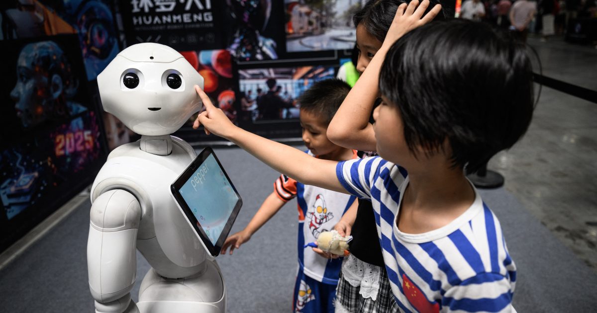 China endurece regras contra ‘deepfakes’ e clonagem de voz por IA