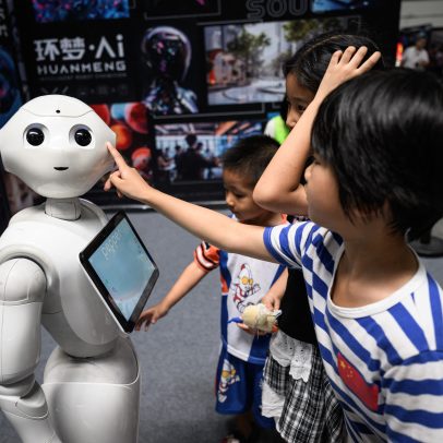 China endurece regras contra 'deepfakes' e clonagem de voz por IA