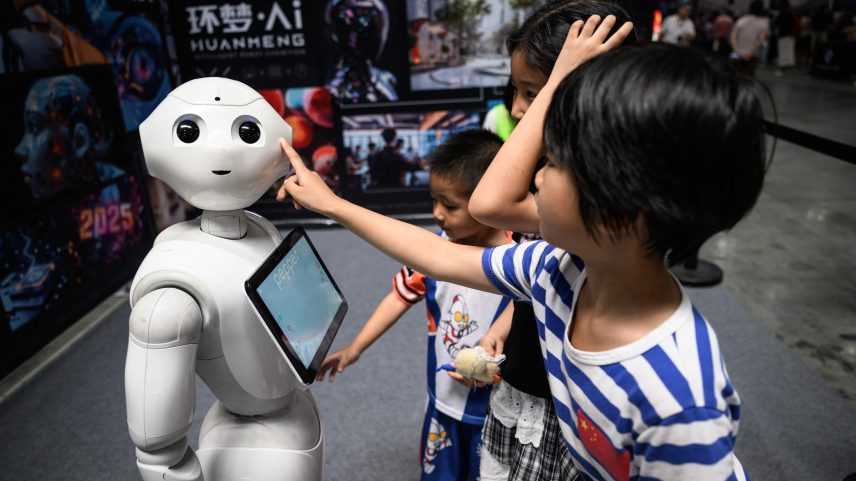 China endurece regras contra 'deepfakes' e clonagem de voz por IA