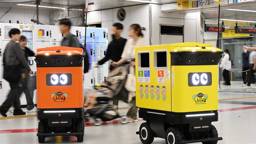 Tóquio testa robôs para recolher lixo na estação de trem mais movimentada do mundo